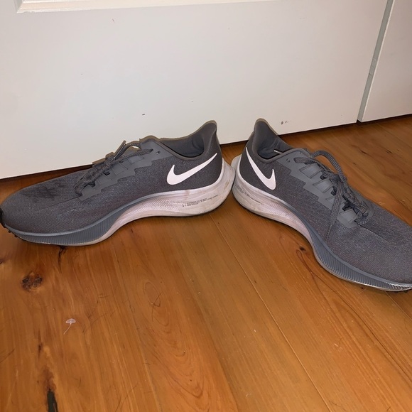 women’s Nike zoom Pegasus tennis shoe - Picture 3 of 6